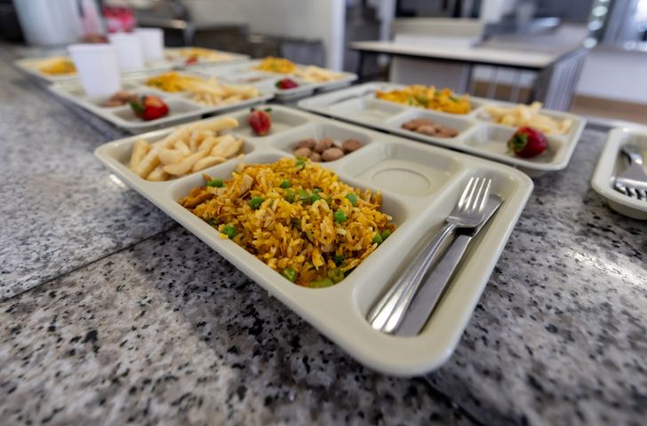 Program makan gratis di sekolah.