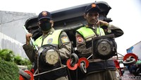 Ranjau Paku Masih Mengintai, Satpol PP Gencar Bersihkan Jalan Gatot Subroto
