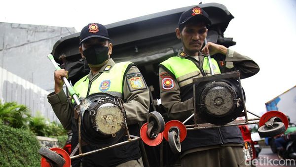 Ranjau Paku Masih Mengintai, Satpol PP Gencar Bersihkan Jalan Gatot Subroto