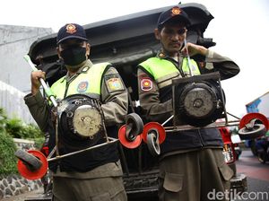 Ranjau Paku Masih Mengintai, Satpol PP Gencar Bersihkan Jalan Gatot Subroto