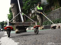 Video: Kisah Dian, Perempuan Pembersih Ranjau Paku Jalan