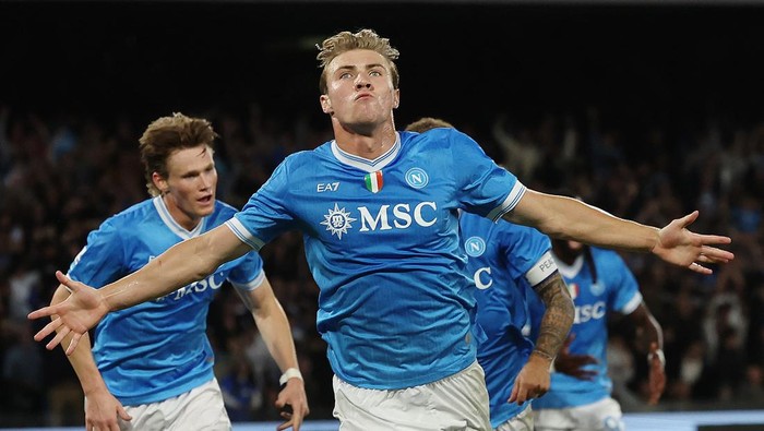 Soccer Football - Serie A - Napoli v Genoa - Stadio Diego Armando Maradona, Naples, Italy - October 5, 2025 Napolis Rasmus Hojlund celebrates scoring their second goal REUTERS/Ciro De Luca