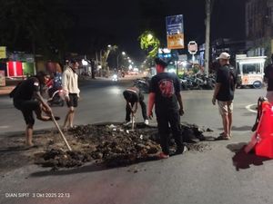 Relawan Iuran Tambal Jalan Suratmo Semarang