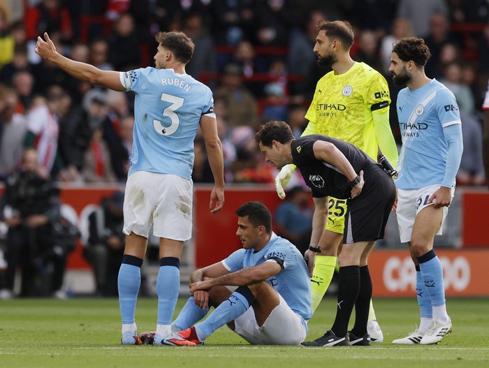 Soccer Football - Premier League - Brentford v Manchester City - GTech Community Stadium, London, Britain - October 5, 2025 Manchester Citys Rodri reacts after sustaining an injury as Manchester Citys Gianluigi Donnarumma, Manchester Citys Ruben Dias, Manchester Citys Josko Gvardiol and referee Darren England look on Action Images via Reuters/Andrew Couldridge EDITORIAL USE ONLY. NO USE WITH UNAUTHORIZED AUDIO, VIDEO, DATA, FIXTURE LISTS, CLUB/LEAGUE LOGOS OR LIVE SERVICES. ONLINE IN-MATCH USE LIMITED TO 120 IMAGES, NO VIDEO EMULATION. NO USE IN BETTING, GAMES OR SINGLE CLUB/LEAGUE/PLAYER PUBLICATIONS. PLEASE CONTACT YOUR ACCOUNT REPRESENTATIVE FOR FURTHER DETAILS..
