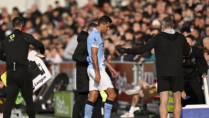 Soccer Football - Premier League - Brentford v Manchester City - GTech Community Stadium, London, Britain - October 5, 2025 Manchester Citys Rodri looks dejected after being substituted due to an injury REUTERS/Tony O Brien EDITORIAL USE ONLY. NO USE WITH UNAUTHORIZED AUDIO, VIDEO, DATA, FIXTURE LISTS, CLUB/LEAGUE LOGOS OR LIVE SERVICES. ONLINE IN-MATCH USE LIMITED TO 120 IMAGES, NO VIDEO EMULATION. NO USE IN BETTING, GAMES OR SINGLE CLUB/LEAGUE/PLAYER PUBLICATIONS. PLEASE CONTACT YOUR ACCOUNT REPRESENTATIVE FOR FURTHER DETAILS..