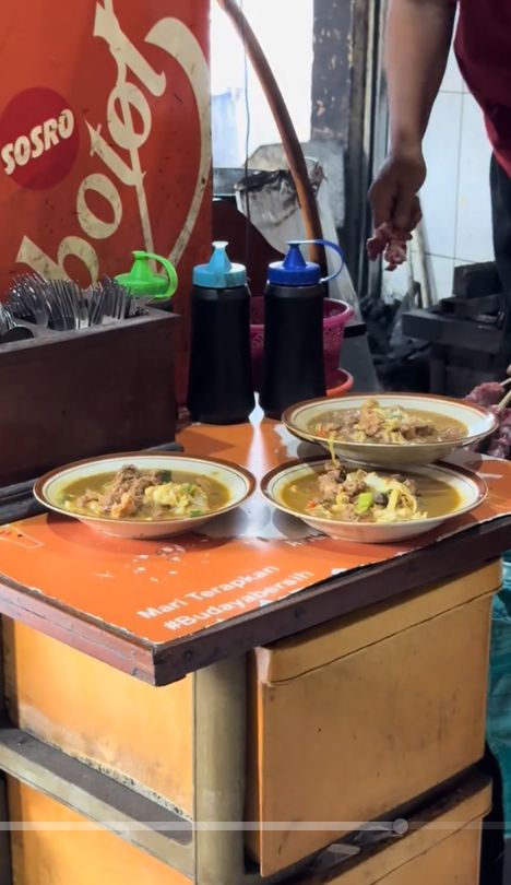Tiga orang Menteri (Kelautan, Pertanian, dan Agraria) makan Sate Keroncong usai HUT TNI Ke-80