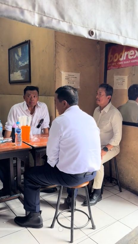 Tiga orang Menteri (Kelautan, Pertanian, dan Agraria) makan Sate Keroncong usai HUT TNI Ke-80