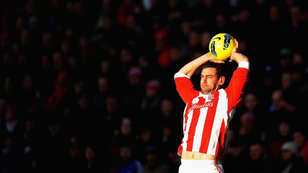 STOKE ON TRENT, ENGLAND - JANUARY 21: Rory Delap of Stoke City lines up a long throw during the Barclays Premier League match between Stoke City and West Bromwich Albion at Britannia Stadium on January 21, 2012 in Stoke on Trent, England.  (Photo by Laurence Griffiths/Getty Images)