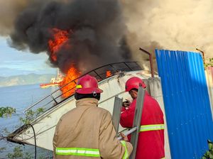 Kapal-Truk Kontainer Terbakar di Dekat Pelabuhan Palu, Diduga karena Rokok Kapal-Truk Kontainer Terbakar di Dekat Pelabuhan Palu, Diduga karena Rokok