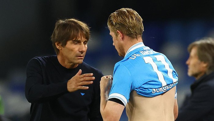 Soccer Football - Serie A - Napoli v Genoa - Stadio Diego Armando Maradona, Naples, Italy - October 5, 2025 Napoli coach Antonio Conte with Kevin De Bruyne before he comes on as a substitute REUTERS/Ciro De Luca