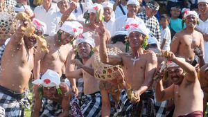 Tradisi Aci Tabuh Rah Pengangon, Warga Bali Rayakan Perang Ketupat di Badung