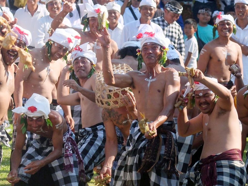 Tradisi Aci Tabuh Rah Pengangon, Warga Bali Rayakan Perang Ketupat di Badung Tradisi Aci Tabuh Rah Pengangon, Warga Bali Rayakan Perang Ketupat di Badung