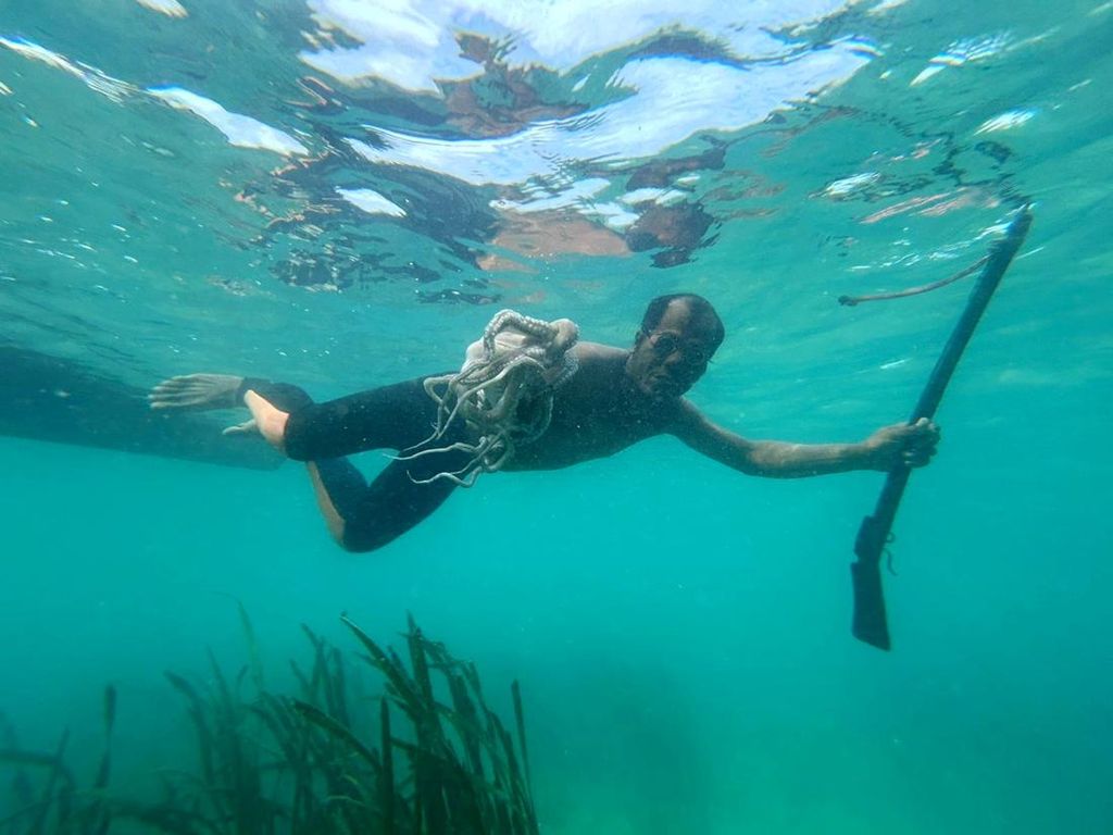 Tradisi Memburu Gurita ala Suku Bajo Tradisi Memburu Gurita ala Suku Bajo