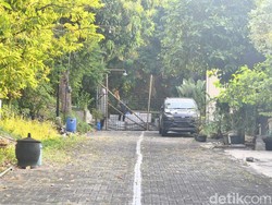 Aksi Ari Bikin Pagar Tutup Jalan Buat Warga Perumahan di Semarang Geleng-geleng