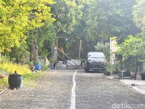 Aksi Ari Bikin Pagar Tutup Jalan Buat Warga Perumahan di Semarang Geleng-geleng Aksi Ari Bikin Pagar Tutup Jalan Buat Warga Perumahan di Semarang Geleng-geleng