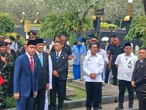 Gibran Hadiri Pemakaman Istri Wapres Ke-4 Umar Wirahadikusumah di TMP Kalibata Gibran Hadiri Pemakaman Istri Wapres Ke-4 Umar Wirahadikusumah di TMP Kalibata