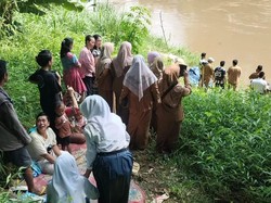 Teman dari Pelajar SMK yang Tenggelam di Sungai Beliti Bantu Cari Korban