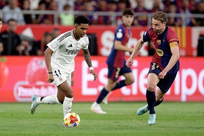 SEVILLA, SPAIN - APRIL 26: (L-R) Rodrygo of Real Madrid, Frenkie de Jong of FC Barcelona  during the Spanish Copa del Rey  match between Real Madrid v FC Barcelona at the Estadio de la Cartuja on April 26, 2025 in Sevilla Spain (Photo by Eric Verhoeven/Soccrates/Getty Images)