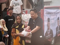 Legislator Gerindra Bagi-bagi Beras ke Warga Desa Sungai Alat Kalsel