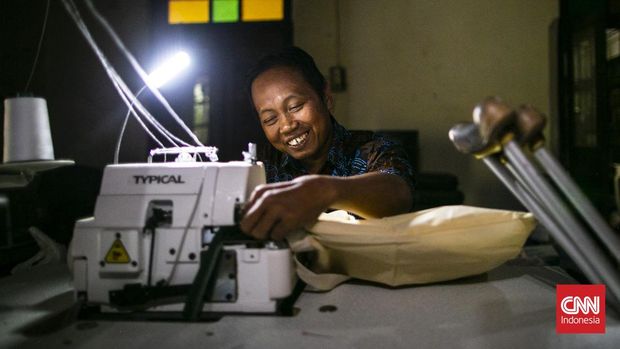 Anggota Komunitas Difabel Zone saat membantik di Bantul, 18 September 2025. (CNN Indonesia/Hesti Rika)