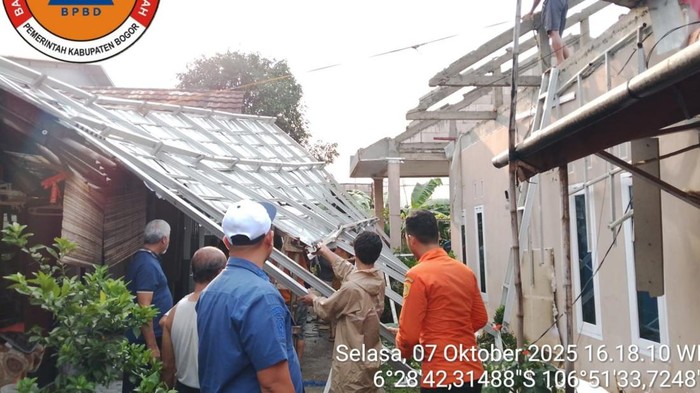 Hujan deras melanda kawasan Cirimekar, Kecamatan Cibinong, Bogor, Jawa Barat, Selasa (7/10/2025). Akibatnya, salah satu atap rumah warga terbawa angin kencang.