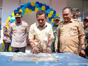 Gerakan Ekonomi Lokal, Bupati Aep Resmikan Sentra UMKM di Rawamerta