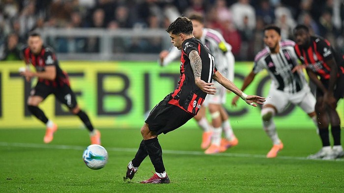 TURIN, ITALY - OCTOBER 05:  Christian Pulisic of AC Milan misses a penalty during the Serie A match between Juventus FC and AC Milan at Allianz Stadium on October 5, 2025 in Turin, Italy.  (Photo by Valerio Pennicino/Getty Images)