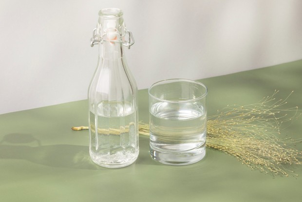 Cuka putih untuk mengusir semut/ Foto: Freepik.com/freepik Cuka putih dikenal efektif mengusir semut karena aroma asamnya yang kuat mengacaukan jejak feromon yang digunakan semut untuk berkomunikasi. Dengan menyemprotkan larutan cuka putih di area yang sering dilalui semut, koloni semut akan enggan kembali ke tempat tersebut.