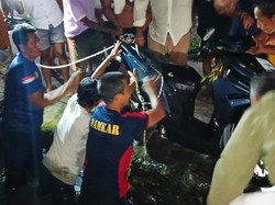 Damkar Karangasem Evakuasi Motor Hanyut lalu Masuk Gorong-gorong