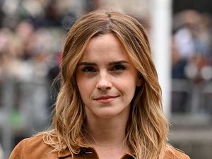 Emma Watson Kepergok Ciuman Mesra dengan Miliarder Muda di Bandara