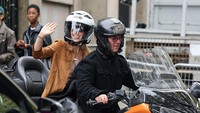 5 Potret Emma Watson Pulang dari Paris Fashion Week Dibonceng Motor