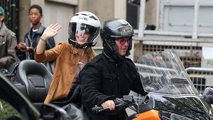 5 Potret Emma Watson Pulang dari Paris Fashion Week Dibonceng Motor