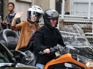 5 Potret Emma Watson Pulang dari Paris Fashion Week Dibonceng Motor 5 Potret Emma Watson Pulang dari Paris Fashion Week Dibonceng Motor