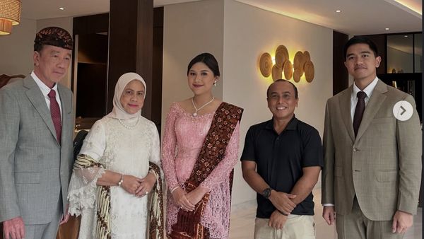 Foto Anggun Erina Gudono Berkebaya Pink Dampingi Kaesang & Jokowi di Bali