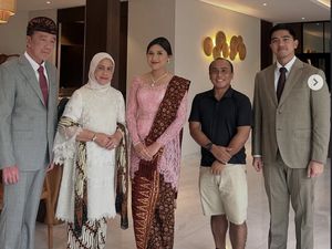 Foto Anggun Erina Gudono Berkebaya Pink Dampingi Kaesang & Jokowi di Bali Foto Anggun Erina Gudono Berkebaya Pink Dampingi Kaesang & Jokowi di Bali