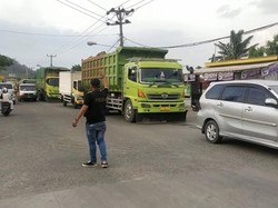 Lalin di Bojonegara Serang Macet Akibat Volume Truk Tambang Meningkat