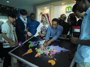 Mahasiswa UM Surabaya Kampanyekan Perdamaian Saat Eropa Bergejolak Mahasiswa UM Surabaya Kampanyekan Perdamaian Saat Eropa Bergejolak