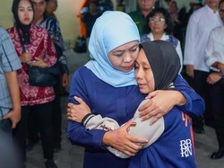 Komitmen Gubernur Khofifah Beri Pendampingan Keluarga Korban Al Khoziny