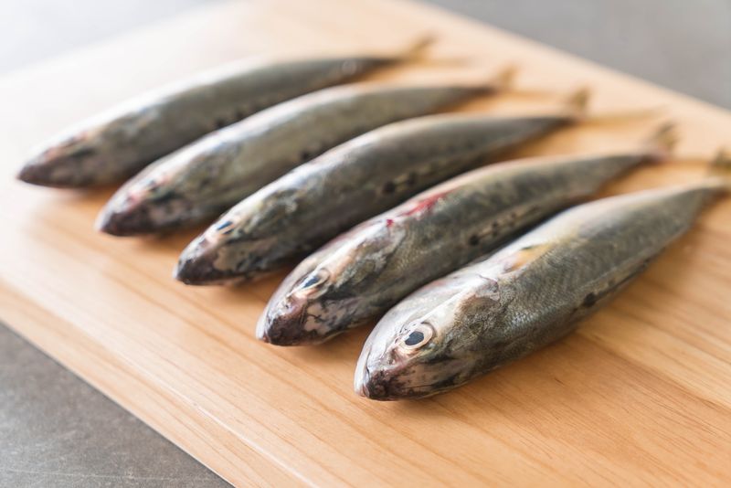 4 ekor ikan kembung di atas talenan