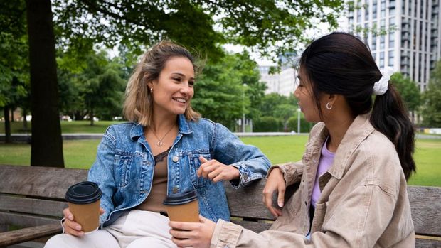 Trik anti canggung saat bertemu teman lama adalah mengingat kembali momen seru yang pernah dilakukan bersama. Membahas kenangan berkesan akan membangun kehangatan.