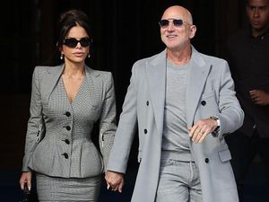 Momen Langka: Miliarder Jeff Bezos dan Istri Debut di Paris Fashion Week Momen Langka: Miliarder Jeff Bezos dan Istri Debut di Paris Fashion Week