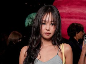 7 Potret Jennie BLACKPINK Tampil Beda, Bergaya Emo di Paris Fashion Week 2025 7 Potret Jennie BLACKPINK Tampil Beda, Bergaya Emo di Paris Fashion Week 2025