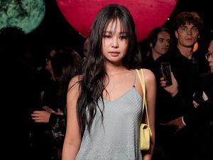 10 Idol KPop Eksis di Paris Fashion Week 2025, Ada V BTS - Jennie BLACKPINK 10 Idol KPop Eksis di Paris Fashion Week 2025, Ada V BTS - Jennie BLACKPINK