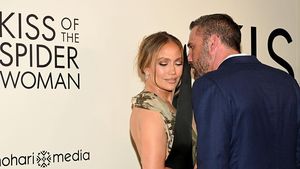 Foto: J.Lo dan Ben Affleck Tampil Bersama di Red Carpet, Perdana Usai Cerai