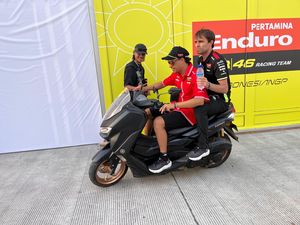Kala Pebalap MotoGP Pakai Motor Harian di Sirkuit Mandalika Kala Pebalap MotoGP Pakai Motor Harian di Sirkuit Mandalika