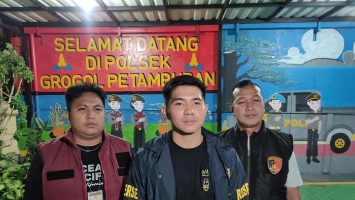 Kanit Reskrim Polsek Grogol Petamburan Polres Metro Jakarta Barat, AKP Alexander Tengbunan (tengah) mengatakan pelaku telah ditangkap.