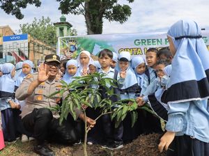 Kapolres Kampar Ajarkan Anak TK Cinta Lingkungan, Tanam Pohon Kapolres Kampar Ajarkan Anak TK Cinta Lingkungan, Tanam Pohon