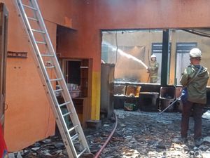 Kebakaran Hanguskan Ruko-Mobil di Pedan Klaten, 1 Orang Luka Bakar