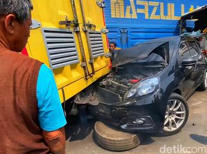 Rem Blong, Truk Trailer Seruduk 6 Kendaraan di Tanjakan Pamuruyan Cibadak Rem Blong, Truk Trailer Seruduk 6 Kendaraan di Tanjakan Pamuruyan Cibadak