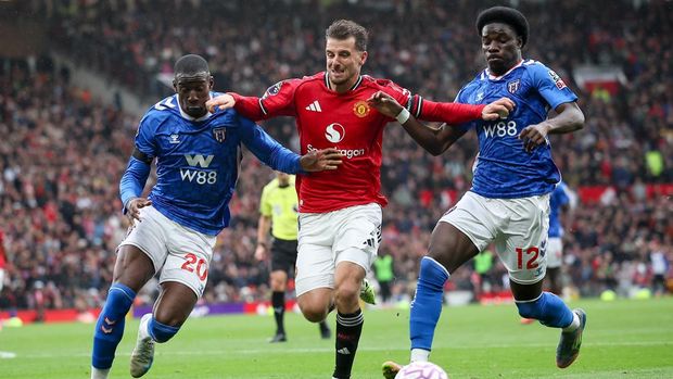 MANCHESTER, ENGLAND - OCTOBER 4: Nordi Mukiele of Sunderland, Mason Mount of Manchester United and Eliezer Mayenda of Sunderland compete for the ball during the Premier League match between Manchester United and Sunderland at Old Trafford on October 4, 2025 in Manchester, England. (Photo by Daniel Chesterton/Offside/Offside via Getty Images)